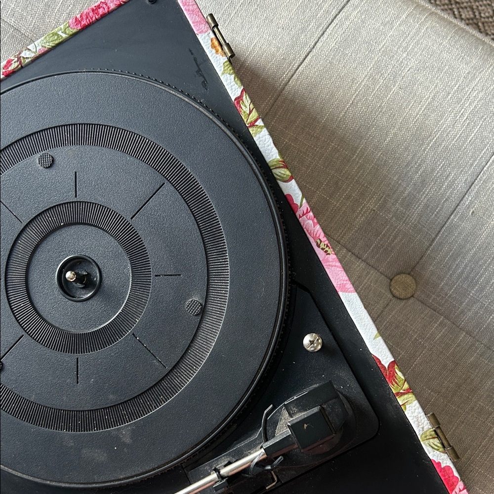 Limited Edition Crosley Radio Keepsake Portable Turntable - Pink Floral - Picture 5 of 10